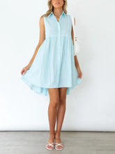 Vestido sin mangas con solapa y botones a rayas